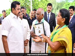 चप्पलों और कुर्सियों से लुटरों को मार भगाने वाले बुजुर्ग दंपती को तमिलनाडु CM ने दिया बहादुरी पुरस्कार चप्पलों और कुर्सियों से लुटरों को मार भगाने वाले बुजुर्ग दंपती को तमिलनाडु CM ने दिया बहादुरी पुरस्कार