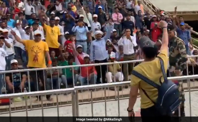 On Camera, Mika Singh Chants <i>"Bharat Mata Ki Jai"</i> At Attari-Wagah Border