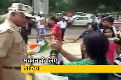 शाहबेरी में मकान खरीद कर फंस गए ग्राहक, प्रदर्शन करे रहे लोगों पर पड़ी पुलिस की लाठियां शाहबेरी में मकान खरीद कर फंस गए ग्राहक, प्रदर्शन करे रहे लोगों पर पड़ी पुलिस की लाठियां