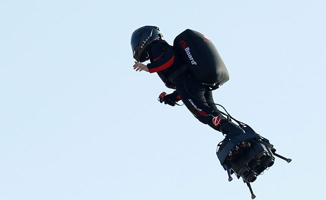 After Water Landing, French 'Rocketman' Succeeds English Channel Crossing