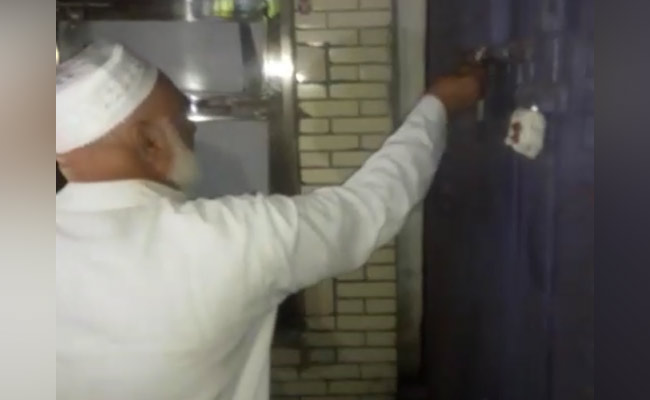 दिल्ली : आप विधायक ने तोड़ी सीलिंग, कहा - किसी की गुंडागर्दी बर्दाश्त नहीं करूंगा; देखें-VIDEO