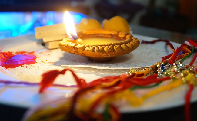 Happy Raksha Bandhan 2021: आज है रक्षाबंधन? जानें शुभ मुहूर्त और राखी बांधने का सही समय
