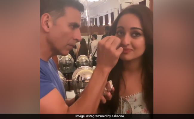When Akshay Kumar Became 'Low Budget Makeup Artist' For Sonakshi Sinha