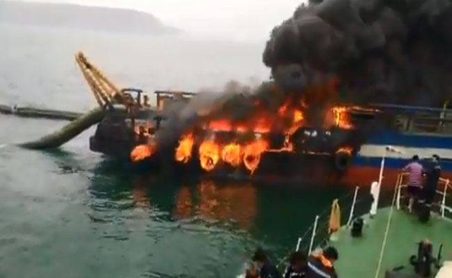 विशाखापट्टनम: कोस्टल जगुआर में लगी भीषण आग, जान बचाने को क्रू सदस्यों ने पानी में लगाई छलांग, देखें VIDEO