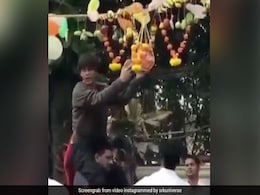 Janmashtami: शाहरुख खान ने सिक्योरिटी गार्ड के कंधे पर चढ़कर फोड़ी दही-हांडी, Video हो रहा वायरल Janmashtami: शाहरुख खान ने सिक्योरिटी गार्ड के कंधे पर चढ़कर फोड़ी दही-हांडी, Video हो रहा वायरल