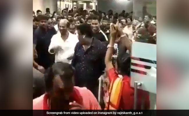 सुपरस्टार रजनीकांत ने कॉलेज में मारी एंट्री तो बजने लगा 'लुंगी डांस सॉन्ग' और फिर...Video हुआ वायरल