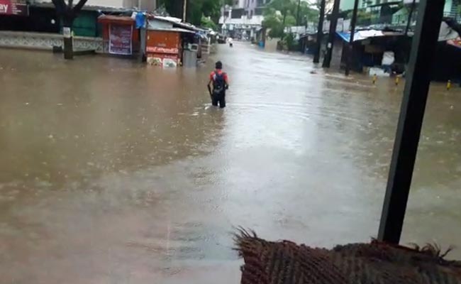 Mumbai News: मुंबई में रात भर बारिश से कई जगहों पर पानी भरा, लोकल ट्रेनें भी रुकीं, 10 बड़ी बातें