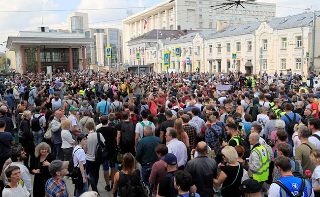 Hundreds Of Russians Protest, Demand Free Elections
