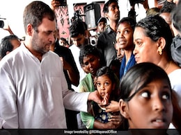 बाढ़ से जूझ रहे केरल में अपने संसदीय क्षेत्र वायनाड पहुंचे राहुल गांधी, मदद की अपील की बाढ़ से जूझ रहे केरल में अपने संसदीय क्षेत्र वायनाड पहुंचे राहुल गांधी, मदद की अपील की
