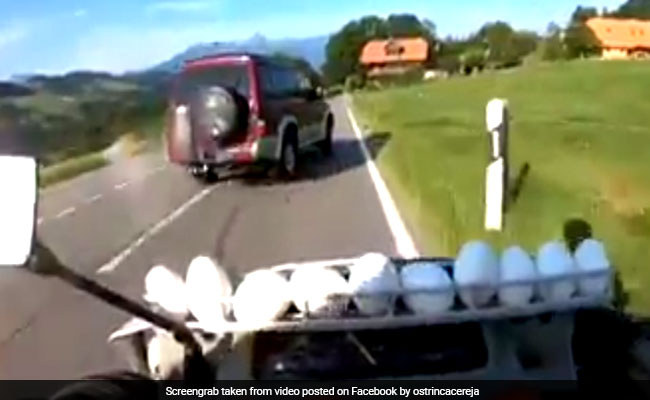 कार ने किया बाइक को ब्लॉक तो ड्राइवर ने अंडे और टमाटर मारकर लिया ऐसा बदला, देखें VIDEO