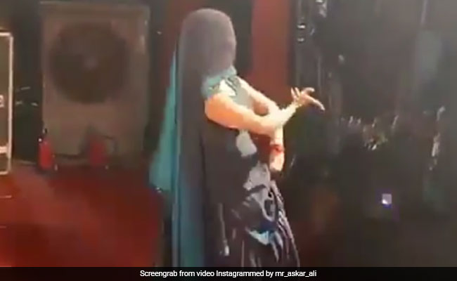 सपना चौधरी ने घूंघट में स्टेज पर किया तूफानी डांस, Video ने उड़ाया गरदा