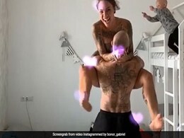 पति-पत्नी बना रहे थे TikTok वीडियो, पीछे से बेटे ने किया कुछ ऐसा, देखें Viral Video पति-पत्नी बना रहे थे TikTok वीडियो, पीछे से बेटे ने किया कुछ ऐसा, देखें Viral Video