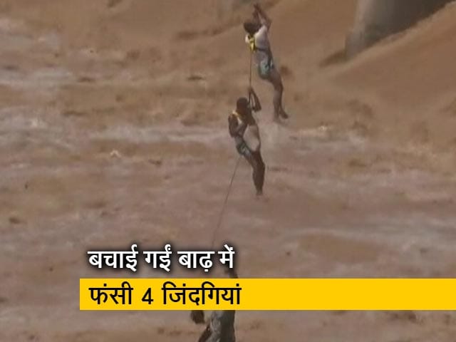 वायुसेना ने सुरक्षित बचाए तवी नदी में फंसे 4 लोग