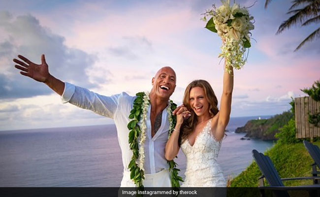 'द रॉक' ने गर्लफ्रैंड के साथ की शादी, 11 साल से कर रहे थे डेट