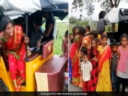 Viral Video: यात्रियों से खचाखच भरा था ऑटो, पुलिस ने रोका तो अंदर से निकले इतने यात्री Viral Video: यात्रियों से खचाखच भरा था ऑटो, पुलिस ने रोका तो अंदर से निकले इतने यात्री