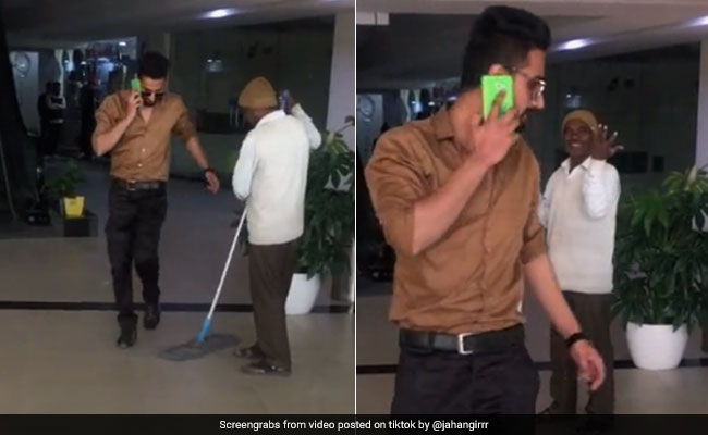 TikTok Top 10: पोछा लगा रहा था कर्मचारी, ऊपर से निकला शख्स तो... वायरल हुआ VIDEO