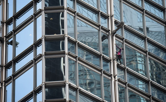 'French Spiderman' Scales Hong Kong Skyscraper With 'Peace Banner'