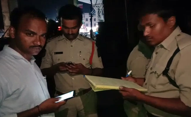 Patient Dies After Ambulance Door Got Stuck For 10 Minutes In Hyderabad