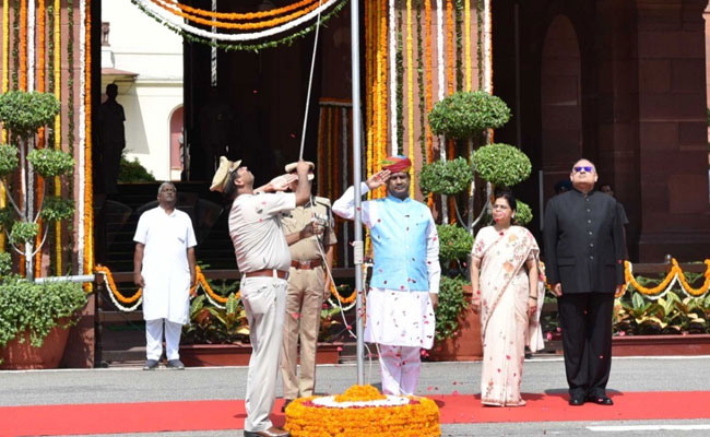 संसद भवन में स्वतंत्रता दिवस पर लोकसभा अध्यक्ष ओम बिरला ने पहली बार फहराया तिरंगा