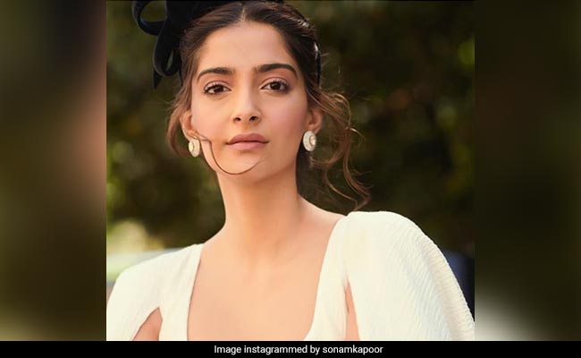 Trolled For Comments On Kashmir, Sonam Kapoor Tweets: 'Calm Down'