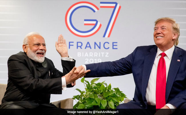 PM मोदी ने जब डोनाल्ड ट्रंप के हाथ पर जोर से मारी ताली तो Twitter पर लोगों ने यूं बनाए Memes