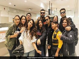 Malaika Arora And Arjun Kapoor Wrap Melbourne Tour With Cool Group Pic Malaika Arora And Arjun Kapoor Wrap Melbourne Tour With Cool Group Pic