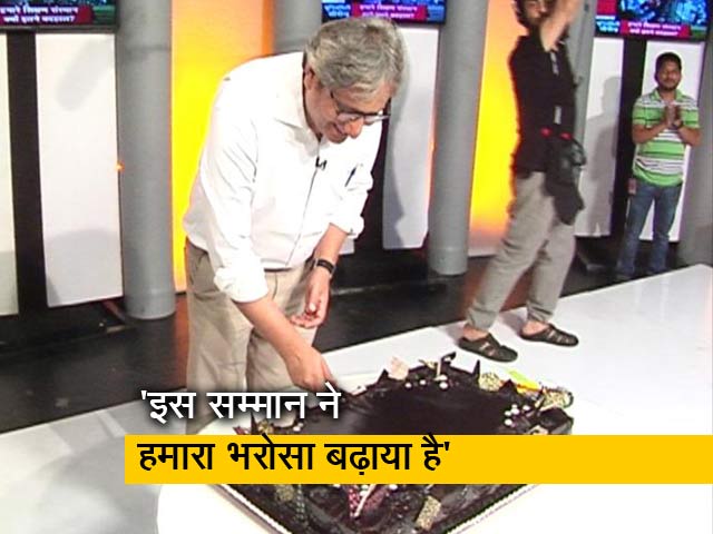 प्राइम टाइम : ...सहयोगियों ने कुछ यूं सेलिब्रेट की रवीश कुमार की कामयाबी