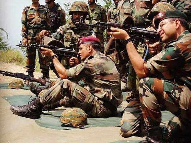 MS Dhoni plays cricket with children in Leh, Photo becomes viral, Album of training MS Dhoni plays cricket with children in Leh, Photo becomes viral, Album of training
