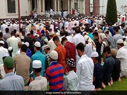 ईद पर न मस्जिद में नमाज पढ़ी जाएगी, न लोग गले मिलेंगे और न कोई किसी के घर जाएगा ईद पर न मस्जिद में नमाज पढ़ी जाएगी, न लोग गले मिलेंगे और न कोई किसी के घर जाएगा