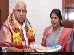 Bengaluru Mayor Wraps BS Yediyurappa's Gift In Plastic, Told To Pay Fine Bengaluru Mayor Wraps BS Yediyurappa's Gift In Plastic, Told To Pay Fine