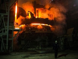 पुणे के स्क्रैप गोदाम में भयंकर विस्फोट के बाद लगी आग, 10 दमकल की गाड़ियां मौजूद