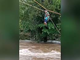 उफनती नदी के ऊपर से रस्सी के सहारे किया प्रेग्नेंट महिला का रेस्क्यू, वीडियो वायरल उफनती नदी के ऊपर से रस्सी के सहारे किया प्रेग्नेंट महिला का रेस्क्यू, वीडियो वायरल