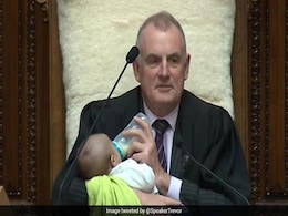 संसद में चल रही थी बहस, बच्चे को गोद में लिए दूध पिला रहे थे स्पीकर, Photo वायरल संसद में चल रही थी बहस, बच्चे को गोद में लिए दूध पिला रहे थे स्पीकर, Photo वायरल