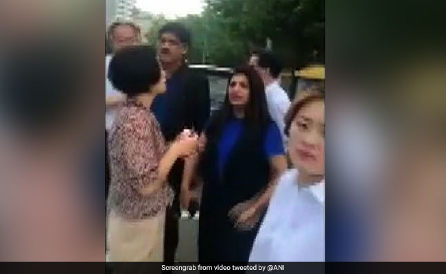 "Don't Abuse PM": Shazia Ilmi Confronts Crowd With Pak Flags In Seoul