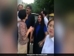 सियोल में पाकिस्तानी झंडे के साथ प्रदर्शन करने वालों से बोलीं शाजिया इल्मी- हमारे PM का अपमान न करें सियोल में पाकिस्तानी झंडे के साथ प्रदर्शन करने वालों से बोलीं शाजिया इल्मी- हमारे PM का अपमान न करें