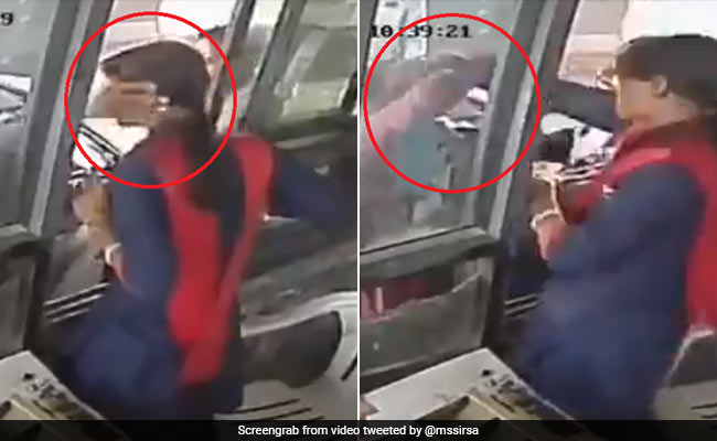 टोल प्लाजा पर पैसे मांगने पर जड़े महिला कर्मचारी को थप्पड़, गुस्से में लड़की ने पकड़े बाल और... देखें VIDEO