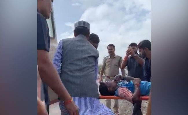 सड़क पर मिला हादसे में घायल युवक तो पूर्व सीएम शिवराज सिंह चौहान जुट पड़े मदद में, देखें - VIDEO