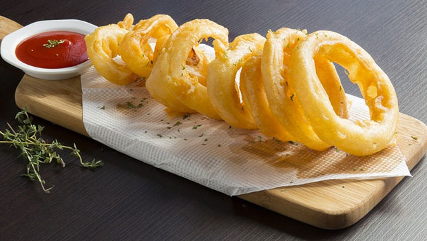 These Crunchy And Cheesy Onion Rings Are Perfect To Pair With Cocktails