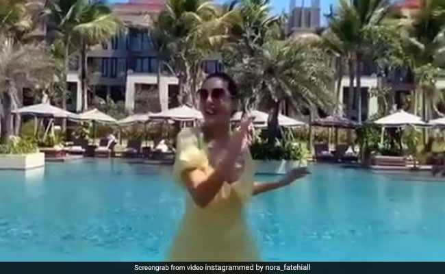 स्विमिंग पूल के पास मस्ती में झूमती नजर आईं नोरा फतेही, वायरल हुआ धांसू Video