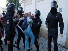 Russian Police Probe Video Of Officer Punching, Dragging Woman Russian Police Probe Video Of Officer Punching, Dragging Woman