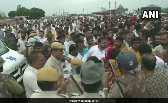 Family Of Alwar Man Killed By Mob Stages Protest, Wife Threatens Suicide