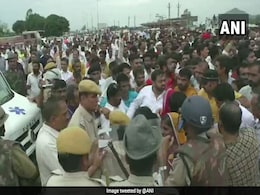 Family Of Alwar Man Killed By Mob Stages Protest, Wife Threatens Suicide Family Of Alwar Man Killed By Mob Stages Protest, Wife Threatens Suicide