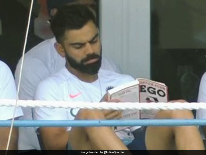 भारतीय पारी के दौरान यह किताब पढ़ते नजर आए विराट कोहली, फैंस ने किए मजेदार कमेंट्स