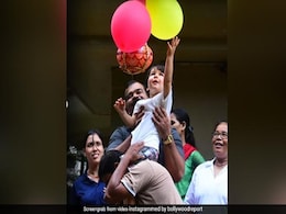 जन्माष्टमी के मौके पर तैमूर अली खान ने इस तरह फोड़ी दही-हांडी, देखें Video जन्माष्टमी के मौके पर तैमूर अली खान ने इस तरह फोड़ी दही-हांडी, देखें Video