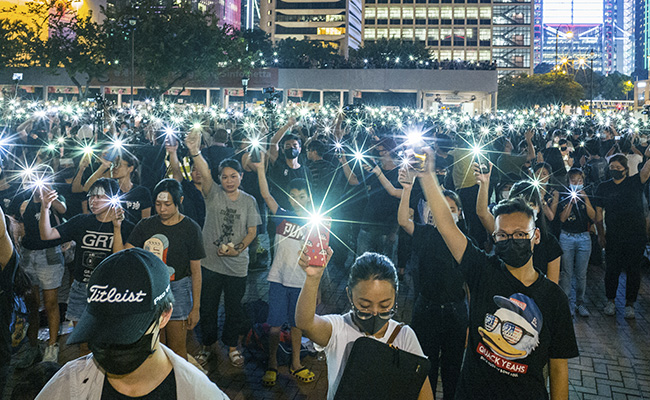Hong Kong Protesters Form Human Chain 30 Years After "Baltic Way"