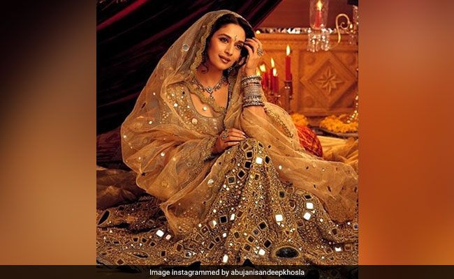 The Story Of Madhuri Dixit's 10-Kg Mirror Work Lehenga In <i>Devdas</i>