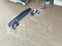 महाराष्ट्र: सांगली में रेस्क्यू के दौरान नाव पलटी, 14 लोगों की मौत,  9 के शव मिले महाराष्ट्र: सांगली में रेस्क्यू के दौरान नाव पलटी, 14 लोगों की मौत,  9 के शव मिले
