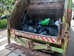 शख्स ने गलती से कचरे में डाल दिए 16 लाख रुपये, ट्रक लेकर हुआ फरार तो... शख्स ने गलती से कचरे में डाल दिए 16 लाख रुपये, ट्रक लेकर हुआ फरार तो...