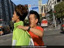 Viral Video: सड़क पार कर रही थी ये एक्ट्रेस, इस शख्स ने पकड़ लिया गले से और फिर किया कुछ ऐसा... Viral Video: सड़क पार कर रही थी ये एक्ट्रेस, इस शख्स ने पकड़ लिया गले से और फिर किया कुछ ऐसा...