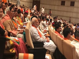 बीजेपी सांसदों की कार्यशाला में पीएम मोदी को आखिर क्यों बैठना पड़ा पीछे? बीजेपी सांसदों की कार्यशाला में पीएम मोदी को आखिर क्यों बैठना पड़ा पीछे?